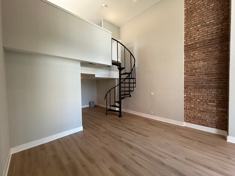 Building Photo - 1214 N La Salle Dr