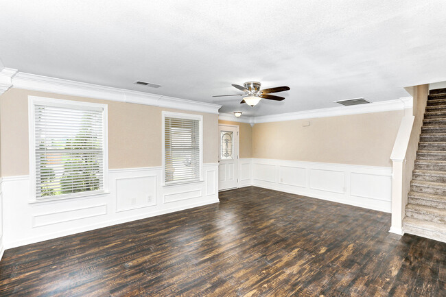 Building Photo - Large Updated 3 Bed / 2.5 Bath Home