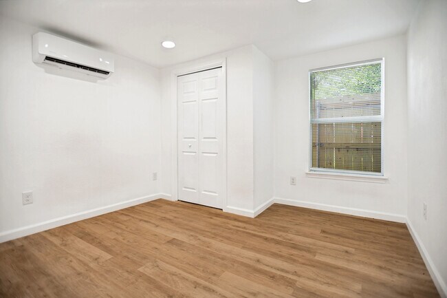 Building Photo - 905 W Abram St