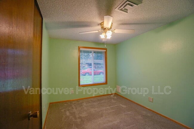 Building Photo - 403 NE 123rd Ave