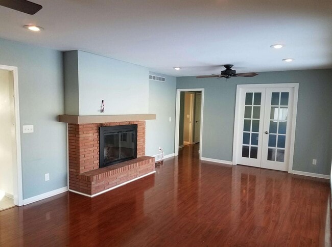 Building Photo - 1006 Valley View Dr
