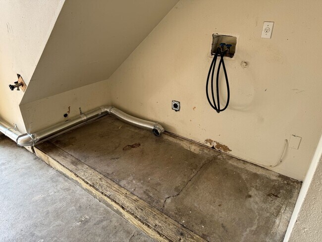 Building Photo - Freshly recently updated 3-bedroom 2-bathroom duplex with garage!