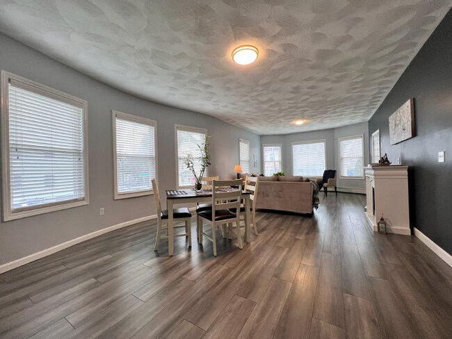 Building Photo - 585 Haverhill St