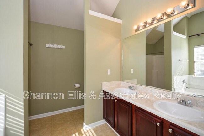 Building Photo - 137 Baywood Crossing