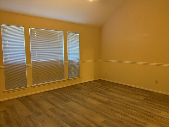 Building Photo - 215 W New Meadows Dr