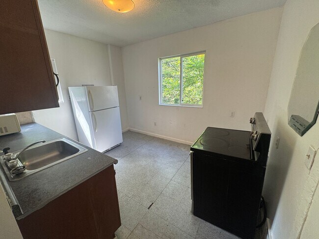 Building Photo - 740 Fern St