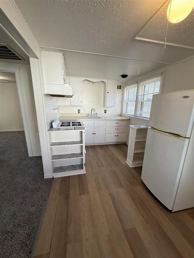 Building Photo - l518