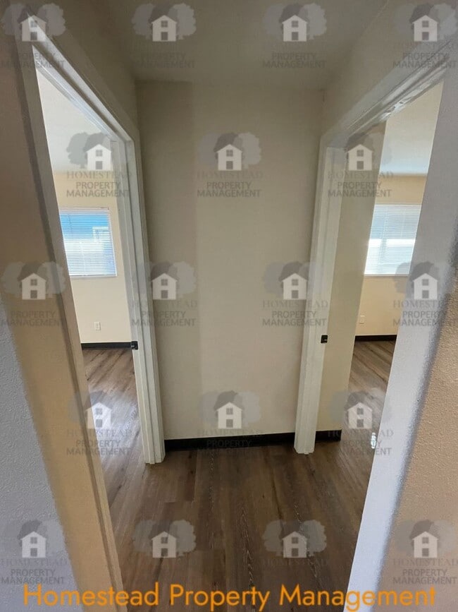 Building Photo - 595