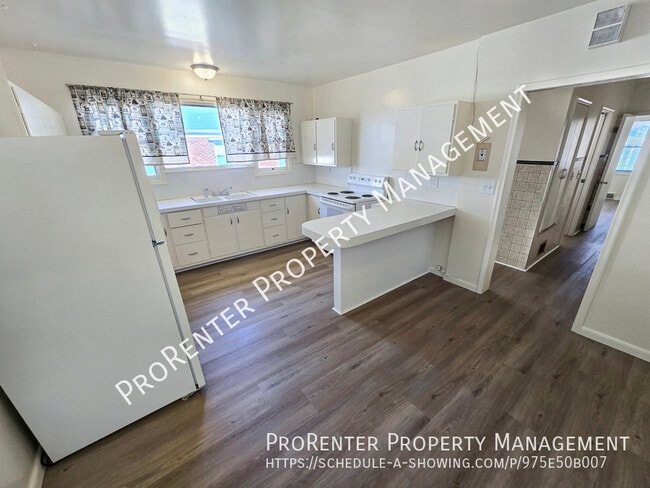 Building Photo - 2338 Van Buren Ave