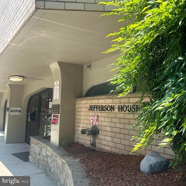 Building Photo - 922 24th St NW