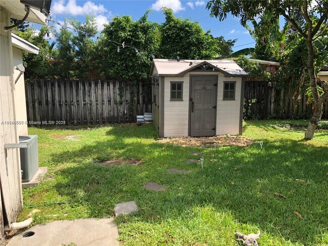 Building Photo - 5810 SW 38th Ct
