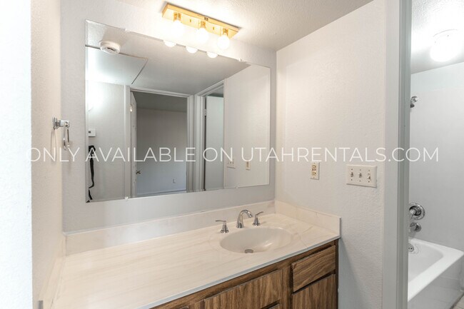 Building Photo - 4900 S Highland Cir