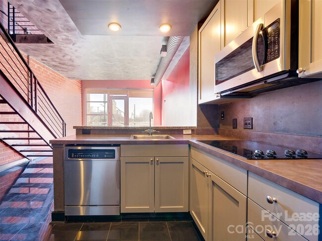 Building Photo - 710 W Trade St