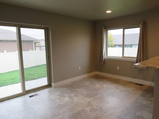 Building Photo - 4 Bedroom Townhome in River Pointe Subdivison