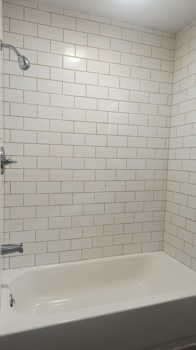Building Photo - 807 S Chestnut St