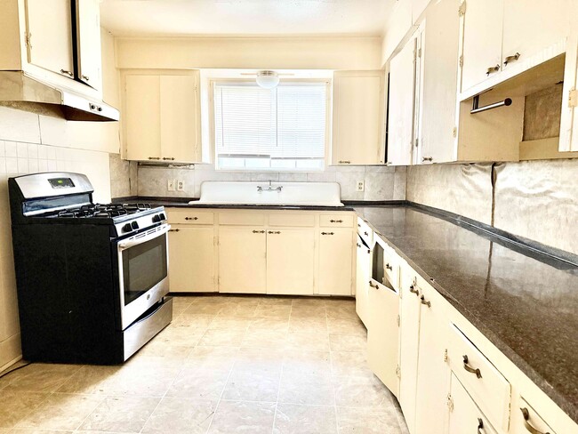 Building Photo - 1203 S 18th St