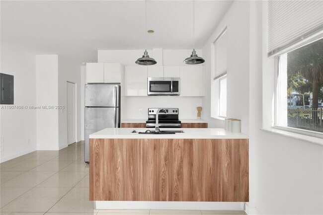 Building Photo - 924 Marseille Dr