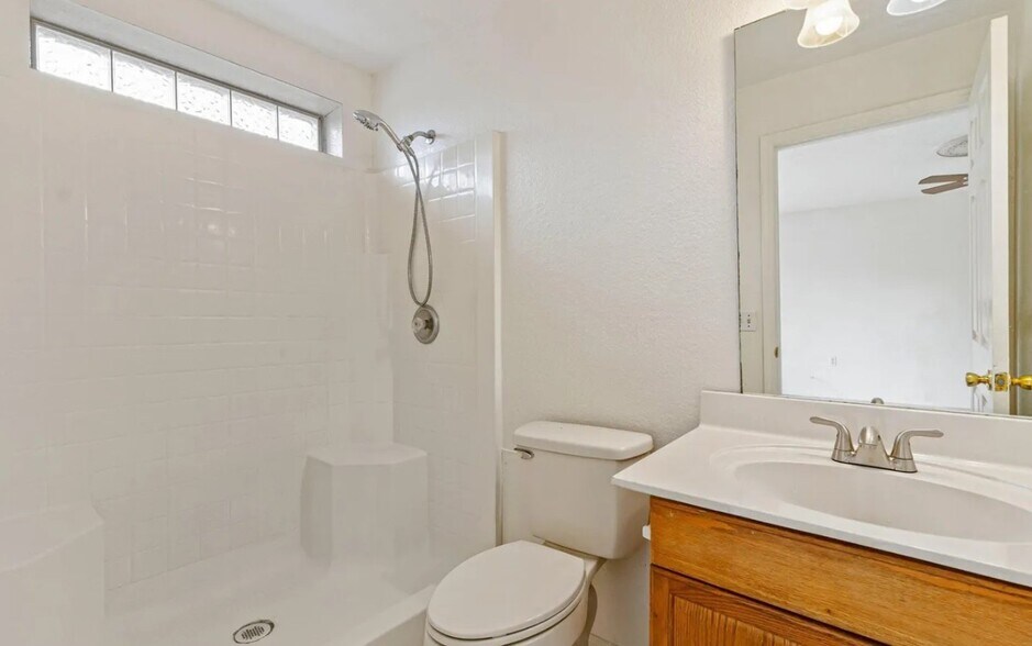 Master Bathroom - 1706 Apache St NE