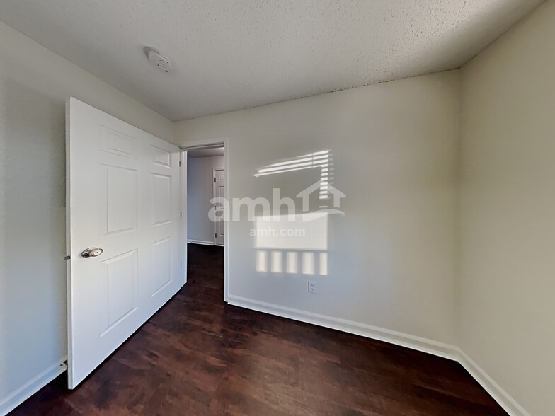 Building Photo - 15425 Dry Creek Rd