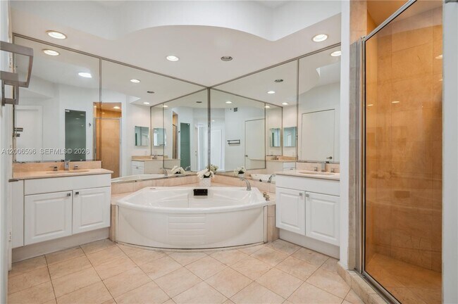 Building Photo - 747 Crandon Blvd