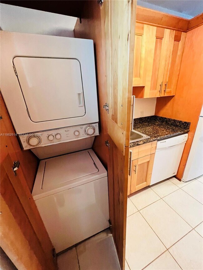 Building Photo - 2033 Calais Dr