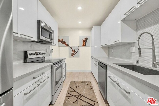 Building Photo - 927 Kings Rd