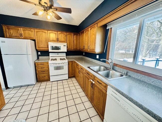 Building Photo - Nice Single family home 4-Bedroom Retreat with 2 Baths in Eagan – Your Perfect Home Awaits