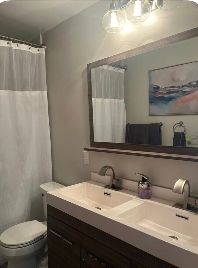 Building Photo - 914 Crestwood Ln