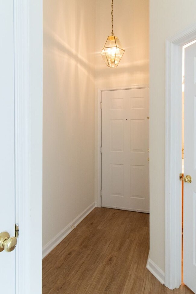 Building Photo - Bright & Updated 2 BD 2 BA Condo Conveniently located in Alexandria, VA