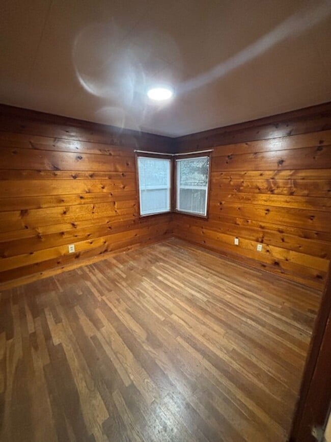 Building Photo - 2 Bedroom 1 Bath Home Newberg OR 97132