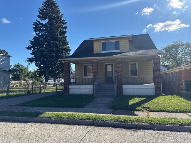Primary Photo - 4 Bedroom 2 Bath Home in Lincoln Park