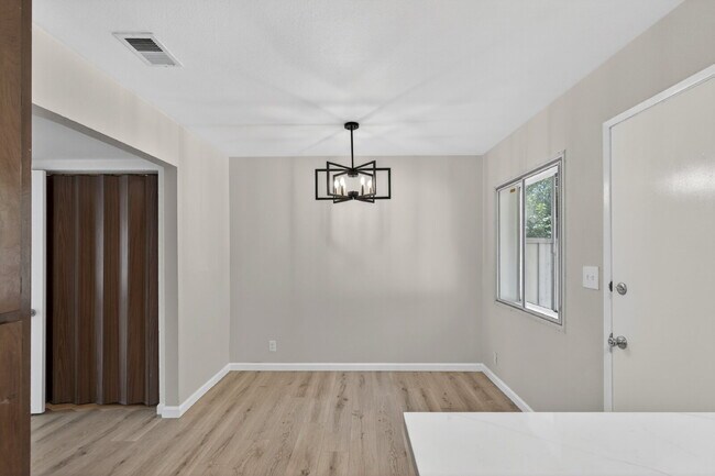 Building Photo - Spacious Condo in Santa Clara - Easy Commute!
