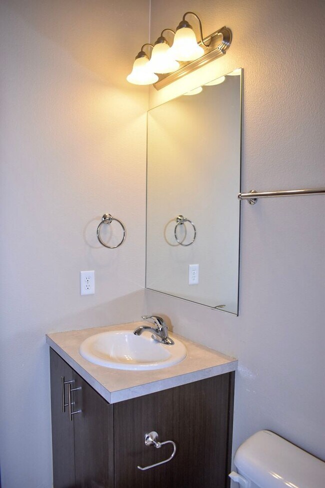 Building Photo - 2 Bedroom 2 Bathroom Duplex in a New Great...