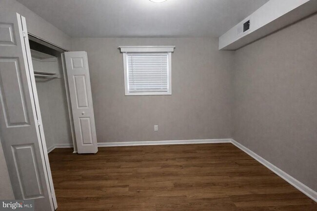 Building Photo - 5 Warren Lodge Ct