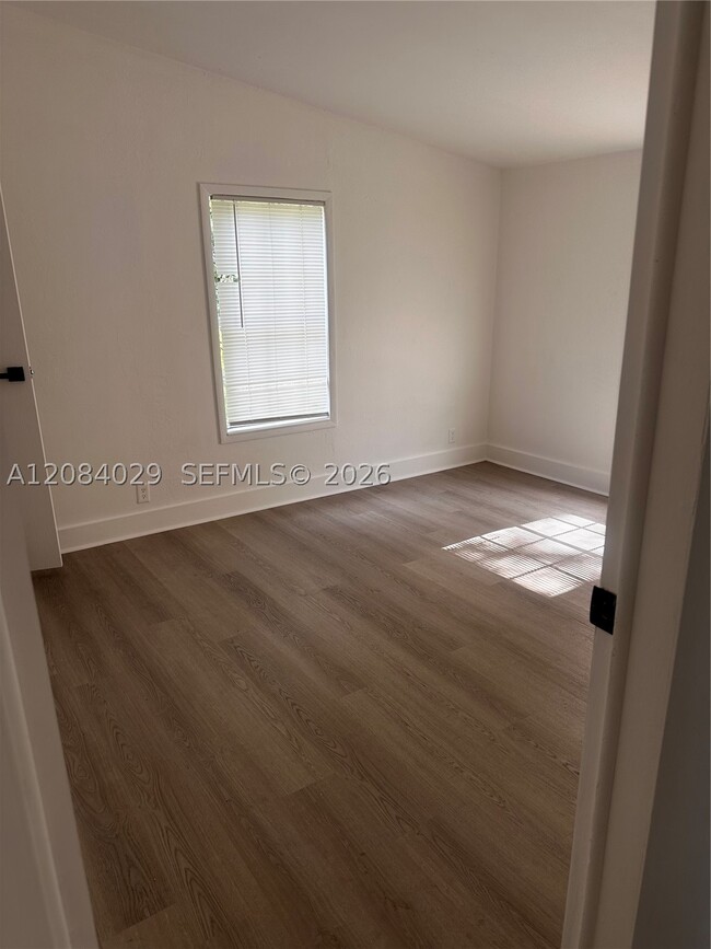 Building Photo - 131 Oak Dr