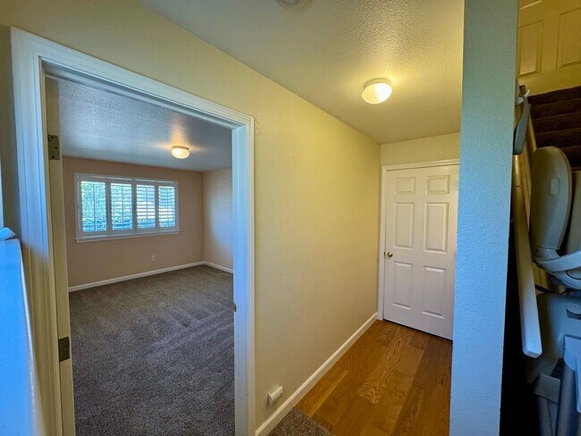 Building Photo - Spacious 3 bedroom, 3 bath bi-level home nestled in the scenic Sierra Nevada foothills