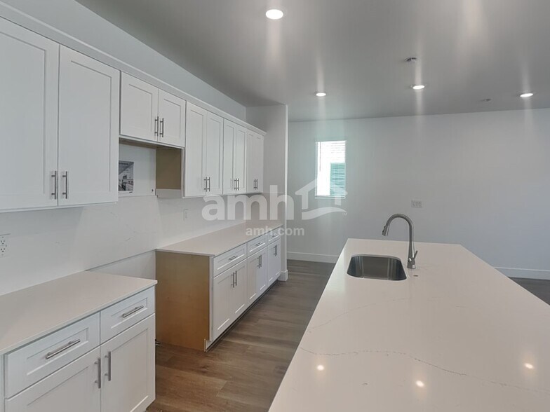 Building Photo - 5872 Vaes Dothrak St