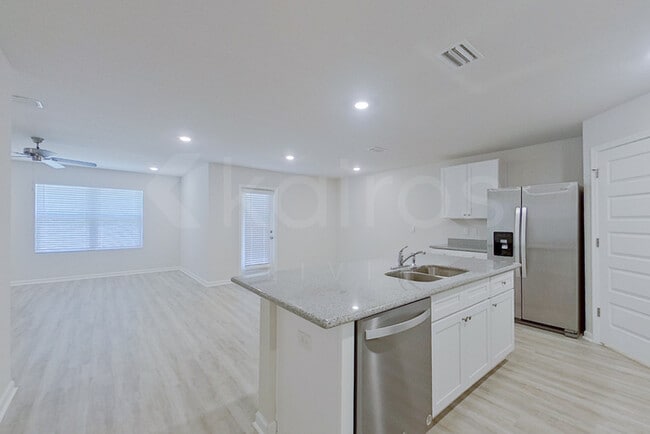 Building Photo - 341 Monarch Ln