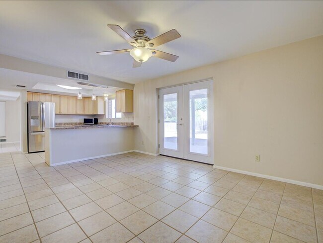 Building Photo - 3 Bedroom 2 Bathroom