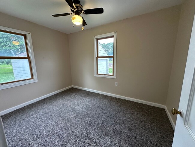 Building Photo - 2 Bedroom House in Webster City! $850