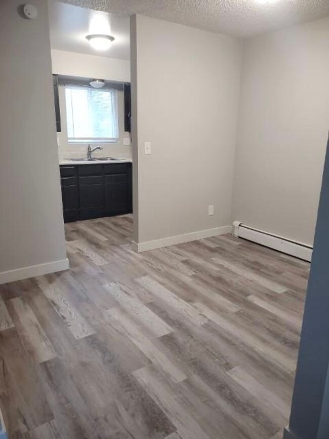 Building Photo - Beautiful, open three bedroom with modern ...