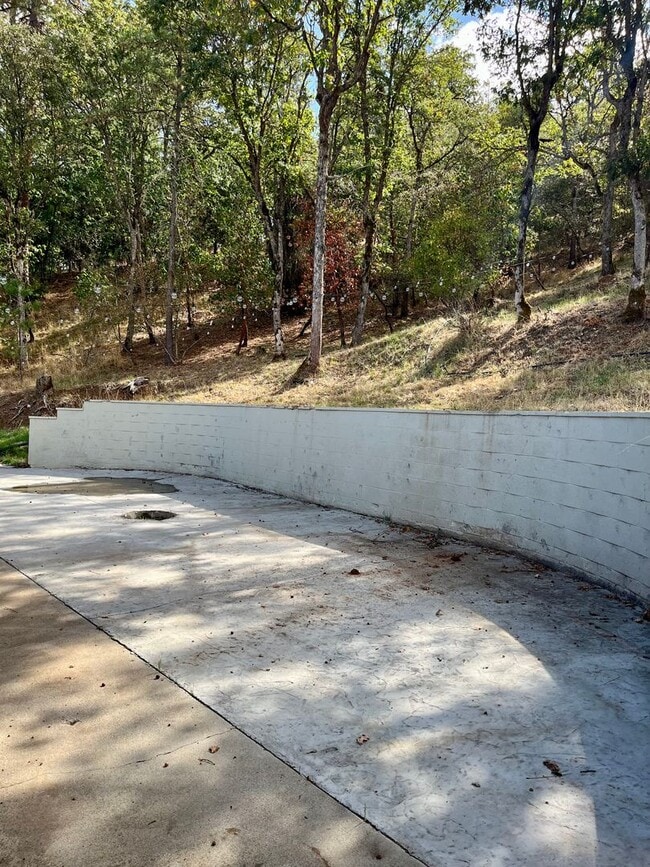 Building Photo - 3 Bedroom Plus Office, 2.5 Bath Located in...