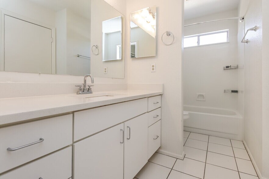Building Photo - 4758 W Wahalla Ln