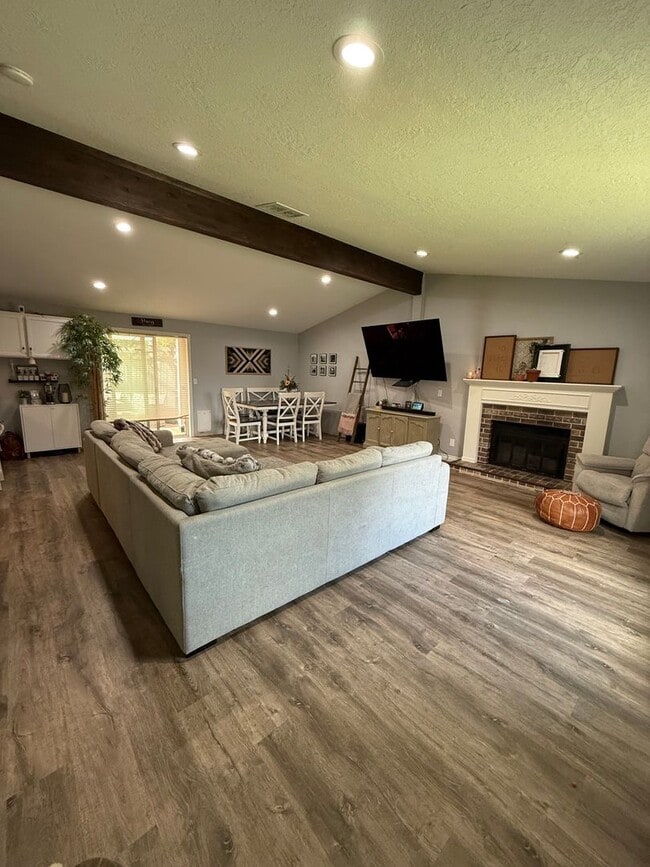 Building Photo - 3 bed, 2 bath- step into modern comfort