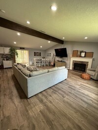 Building Photo - 3 bed, 2 bath- step into modern comfort
