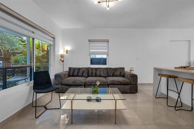 Building Photo - 627 SW 7th Ave