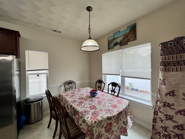 Building Photo - 3 bedroom home in sought after Whitaker Pl...
