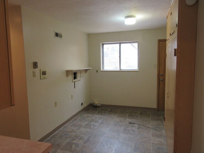 Building Photo - **Move-In Discount** Spacious single level home with a retro feel - you must see!