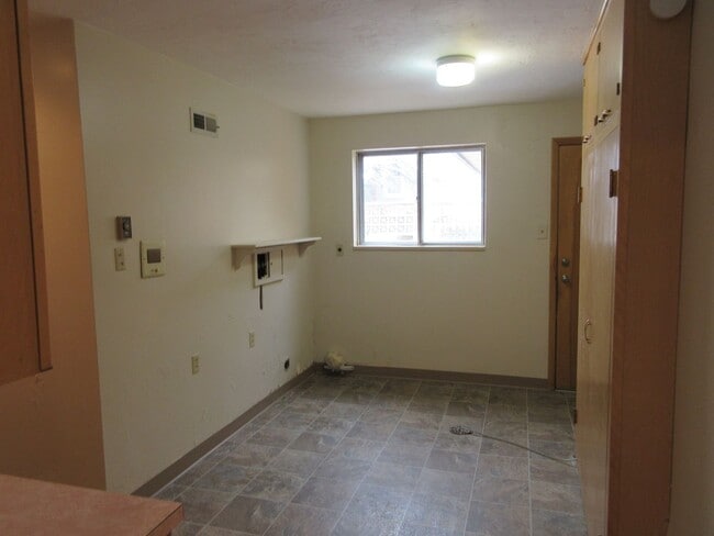 Building Photo - Spacious single level home with a retro feel - you must see!