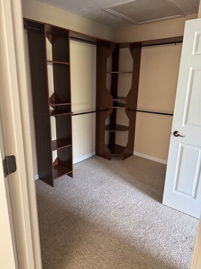 Building Photo - 652 Winding Bluff Way